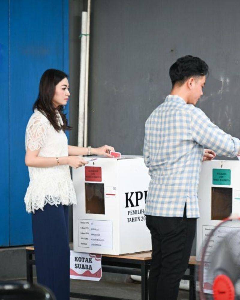 Gibran Rakabuming Raka dan Selvi Ananda saat lakukan pencoblosan pada Rabu (27/11/2024) - dok. Setwapres